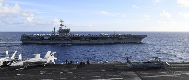 Tàu sân bay USS Theodore Roosevelt và tàu sân bay USS Nimitz (ở xa) tại biển Philippines hôm 23-6. Ảnh: Hải quân Mỹ