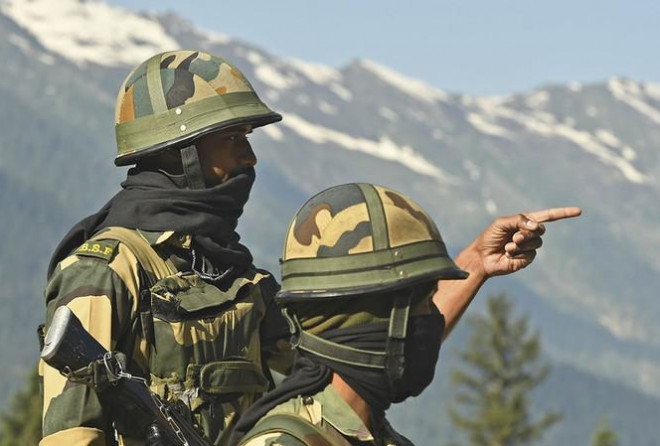 Binh sĩ Ấn Độ canh gác ở biên giới. Ảnh: Reuters