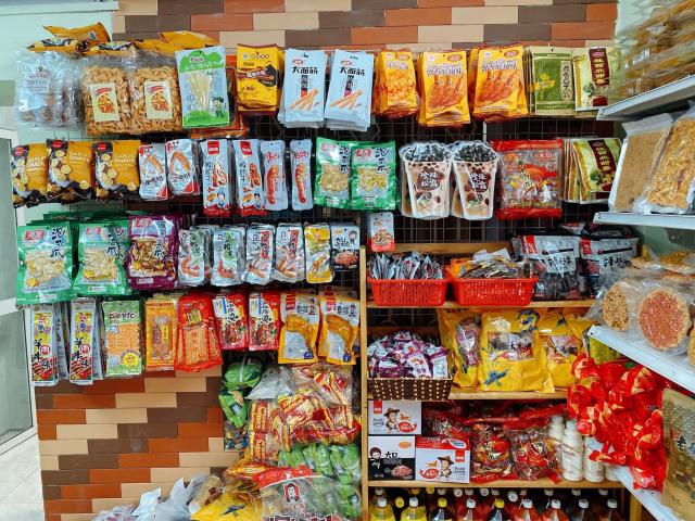 Thị trường - Tiêu dùng - Đồ ăn vặt gắn mác nội địa Trung quốc bán tràn lan, giá "rẻ như cho” chỉ 1.000–3.000 đồng/gói