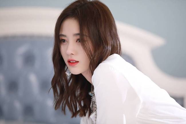 Người ta nhận thấy những hình ảnh trước đây trông Cúc Tịnh Y khá tầm thường.
