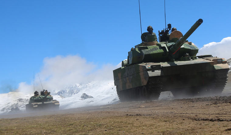 Xe tăng Trung Quốc tập trận ở Tây Tạng.