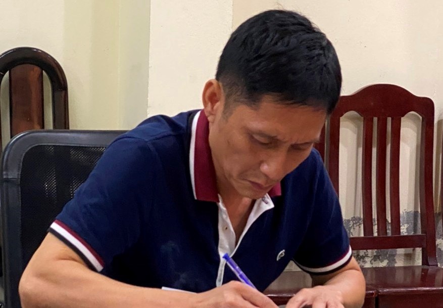 Vũ Quốc Long tại trụ sở công an.