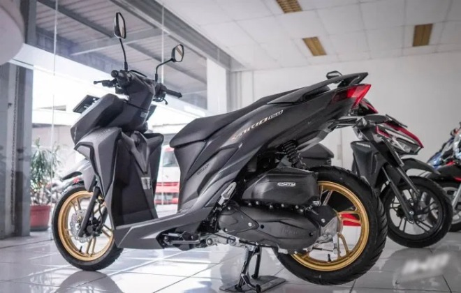 2020 Honda Vario 150 bản màu đen vàng.