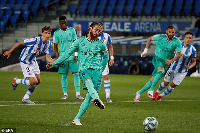 Real Madrid thắng Real Sociedad 2-1 nhờ những quyết định gây tranh cãi của trọng tài chính và tổ VAR