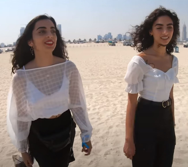 Nhiều người trên bãi biển nghĩ 2 cô gái là chị em song sinh. Ảnh: CEN