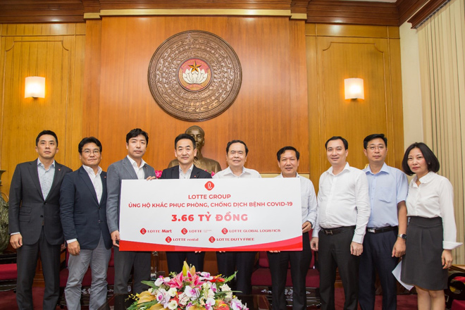 Tổng giám đốc các công ty con thuộc tập đoàn LOTTE trao tặng số tiền ủng hộ khắc phục phòng, chống dịch bệnh Covid-19 thông qua MTTQ Việt Nam