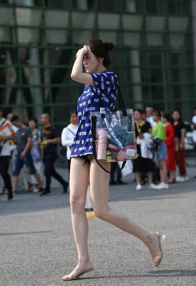 Những mỹ nhân đường phố Trung Quốc gây lầm tưởng chỉ mặc áo - 2