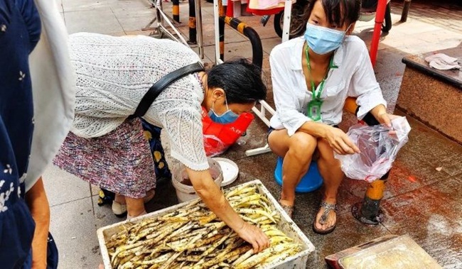 Cô Thạch (Vũ Hán, Trung Quốc) đưa ngó sen từ đầm sen của gia đình vào phố để bán và thu hút rất nhiều khách.
