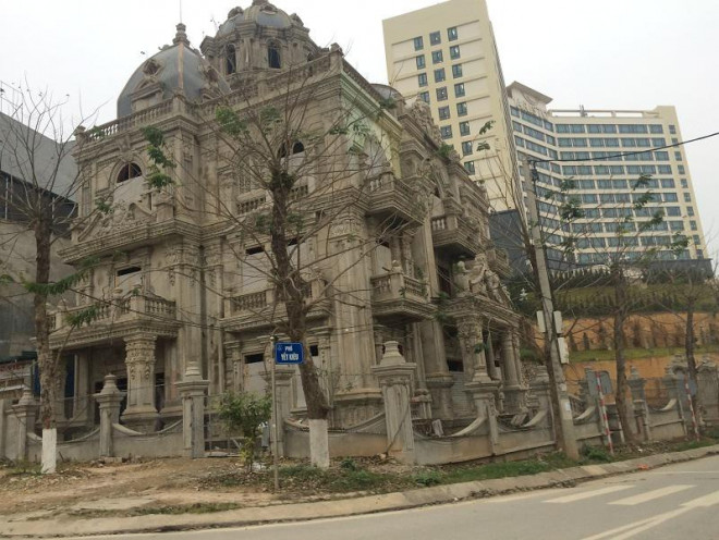 Năm 2014, dư luận tại Lào Cai phải sửng sốt trước ngôi biệt thự với kiến trúc kiểu Pháp tại vị trí đắc địa- ngã sáu đại lộ Trần Hưng Đạo (TP.Lào Cai, Lào Cai).