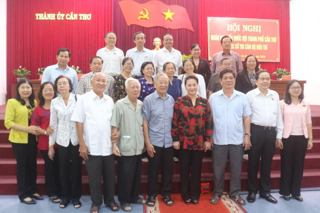 CHủ tịch QH Nguyễn Thị Kim Ngân chụp hình lưu niệm với nhiều cán bộ hưu trí tại Cần Thơ