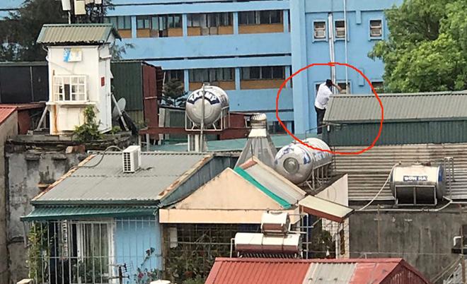 Đối tượng Mai Quốc Nam trên nóc nhà ở phường Kim Mã, Hà Nội.