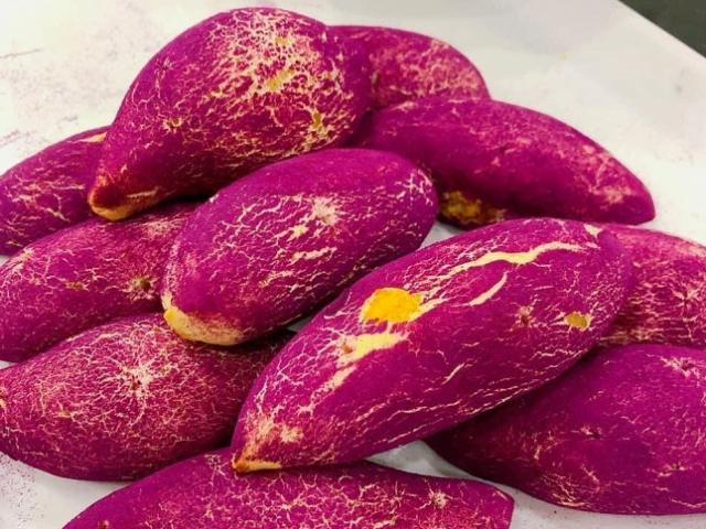 Thị trường - Tiêu dùng - Bánh mì khoai lang tím “siêu thực” sốt trên chợ mạng, ngày làm 500 chiếc cũng không đủ bán