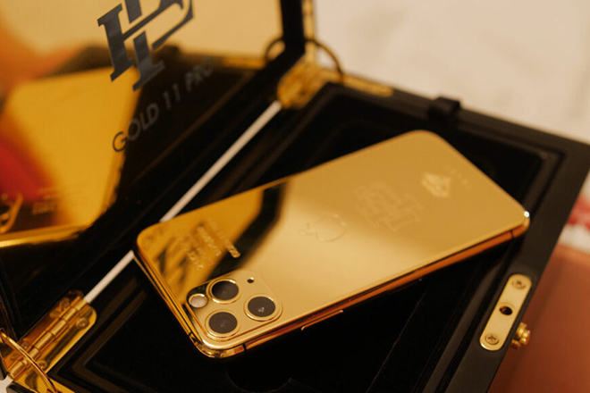 Chiếc iPhone 11 Pro mạ vàng là sự lựa chọn hoàn hảo cho những ai yêu thích sự sang trọng và đầy đẳng cấp. Màu vàng ánh kim bóng loáng trên thiết kế độc đáo của iPhone 11 Pro giúp tạo nên sự khác biệt và nổi bật sắc nét. Hãy cùng thưởng thức hình ảnh chiếc iPhone 11 Pro mạ vàng để hiểu thêm về sản phẩm.