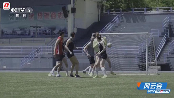 Các cô gái bóng chuyền Trung Quốc chơi bóng đá