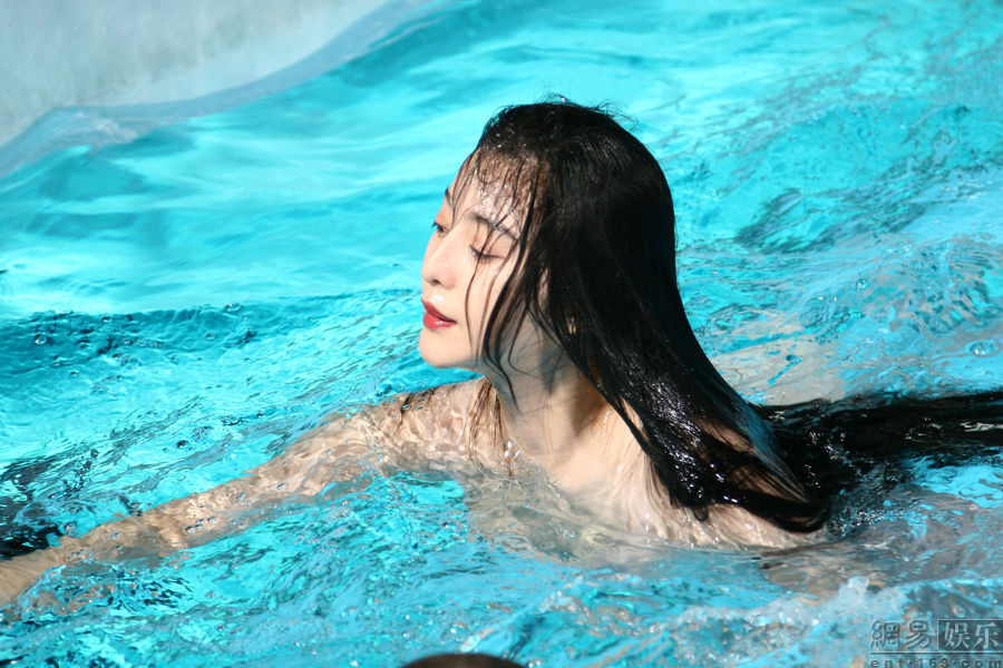 Loạt ảnh của Phạm Băng Băng tại bể bơi được trang Sohu đăng tải lại.