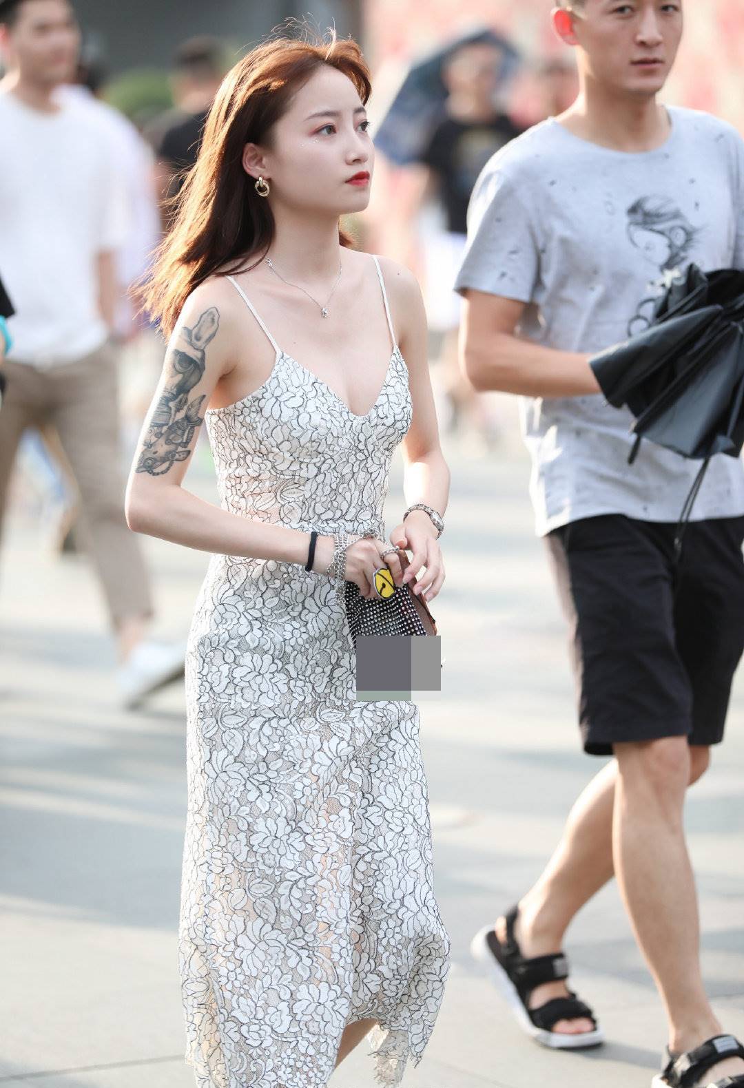 Cô gái xăm mình Trung Quốc gây ấn tượng với chiếc váy hai dây cổ chữ V.