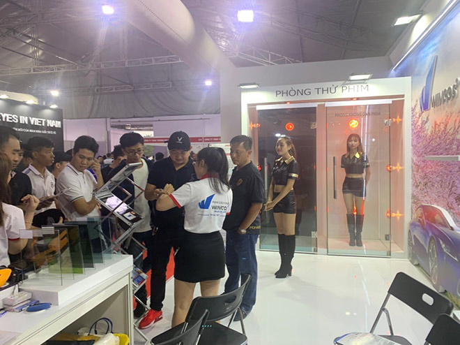 Phòng thử phim được lắp đặt ngay tại triển lãm để giúp khách hàng cảm nhận trực tiếp được sự thay đổi về nhiệt độ khi dán phim Wincos 