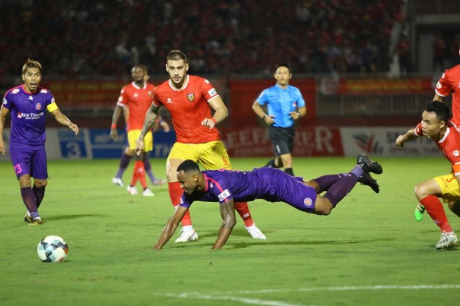 Hòa Hà Tĩnh, Sài Gòn (áo tím) trở thành đội duy nhất bất bại ở V-League 2020
