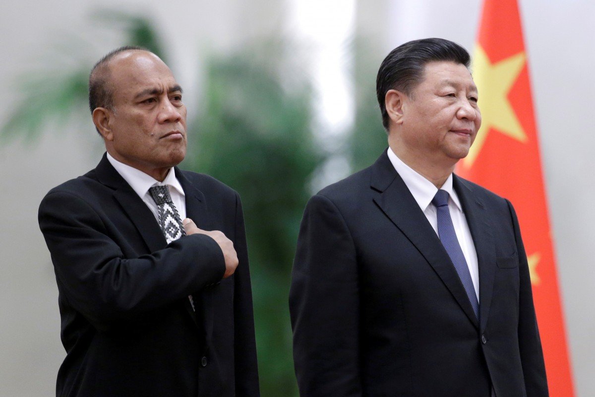 Tổng thống Kiribati&nbsp;Taneti Maama đứng bên cạnh ông Tập tại Đại lễ Đường Nhân dân ở Bắc Kinh.