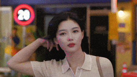 Chọn váy siêu ngắn khi làm việc ở siêu thị, "bé gái xinh nhất Hàn Quốc" nhận phản ứng - 1