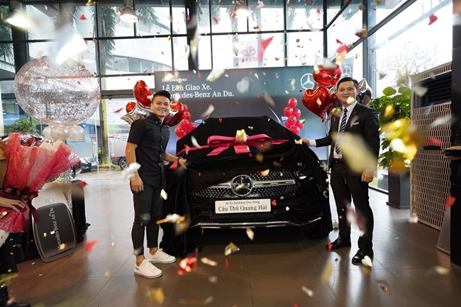 Đầu năm nay, cầu thủ Quang Hải đã mua chiếc xe Mercedes-Benz GLC 300 4MATIC. 
