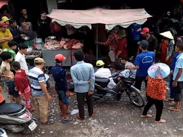 Pháp luật - Đánh nhau "giúp bạn", 2 thanh niên bị đâm gục tại chợ