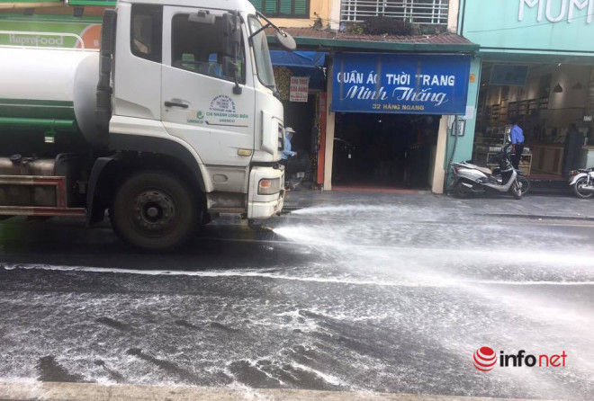 Trong những ngày qua, 3 quận nội thành Hà Nội đã tiến hành phun rửa đường để giảm nhiệt trong những ngày nắng nóng gay gắt.
