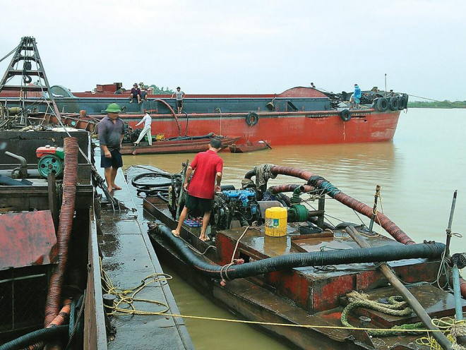 Một phương tiện được nhóm cứu hộ, cứu nạn ở Hải Dương cứu thành công sau khi bị đâm va, bục nước và chìm trên sông Kinh Thầy