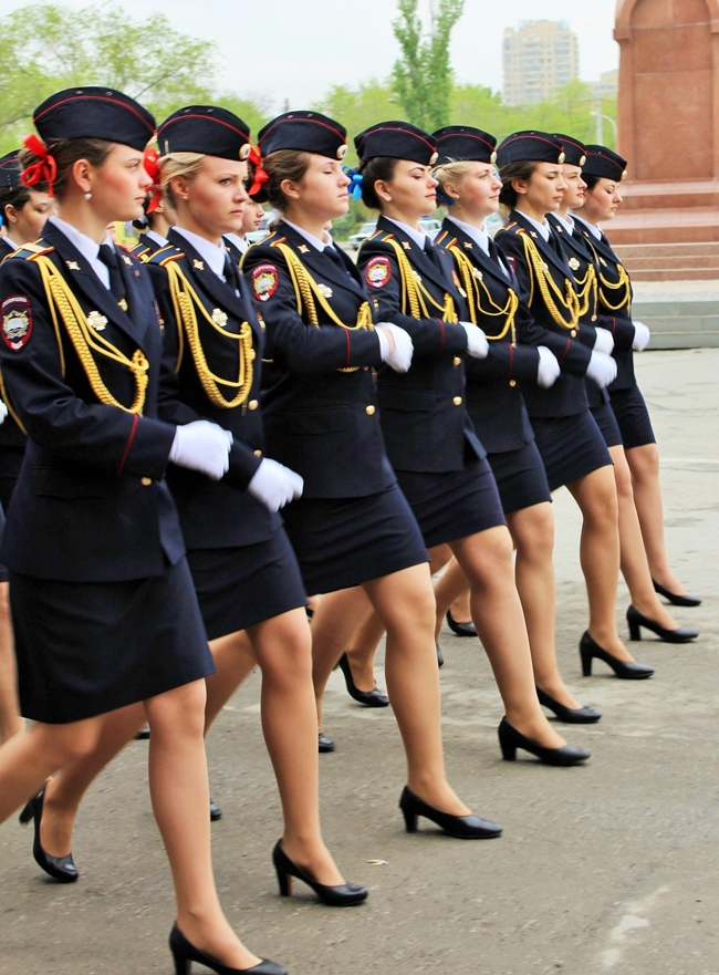 Phụ nữ Nga chăm chỉ đắp mặt nạ cho tóc để sở hữu suối tóc dài suôn mượt.
