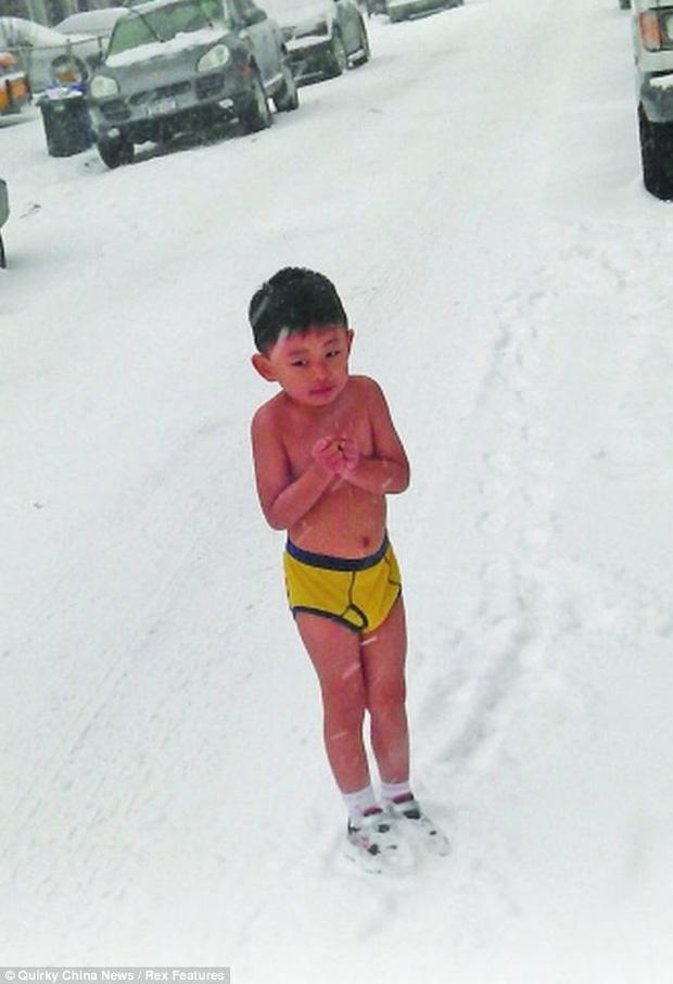 Bức ảnh Độ Độ phải cởi trần, chạy giữa tuyết giá lạnh khi mới 4 tuổi gây sốt cộng đồng mạng.