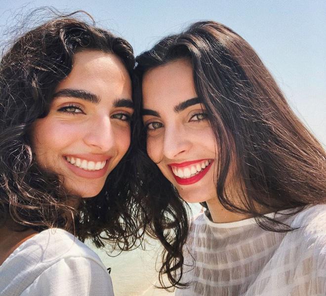 Bianca Mihai (bên phải) và Lana Al Beik có gương mặt giống nhau dù không có quan hệ họ hàng, huyết thống.