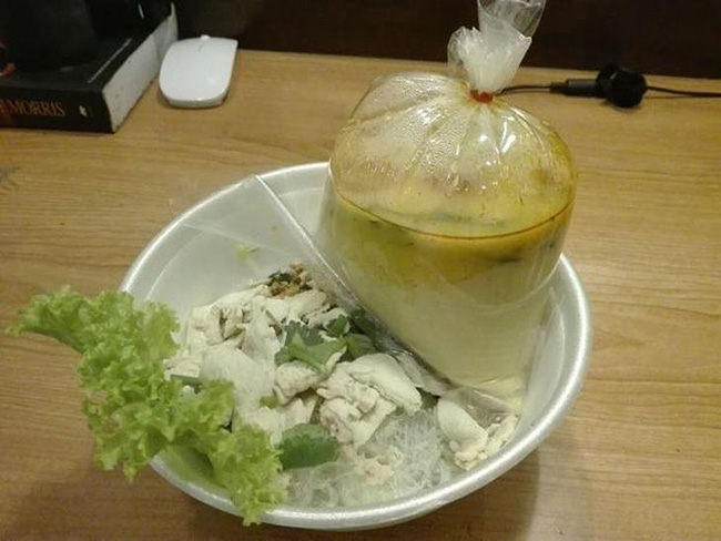 Các mặt hàng thực phẩm trong túi nhựa là một thứ phổ biến mà bạn sẽ thấy ở nhiều nước châu Á.
