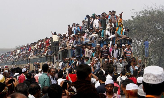 Rất nhiều người trèo lên cả nóc toa xe lửa đường sắt đang chạy ở Bangladesh dù nó rất nguy hiểm. Điều này không hề hiếm gặp ở một số nước châu Á như Ấn Độ. 
