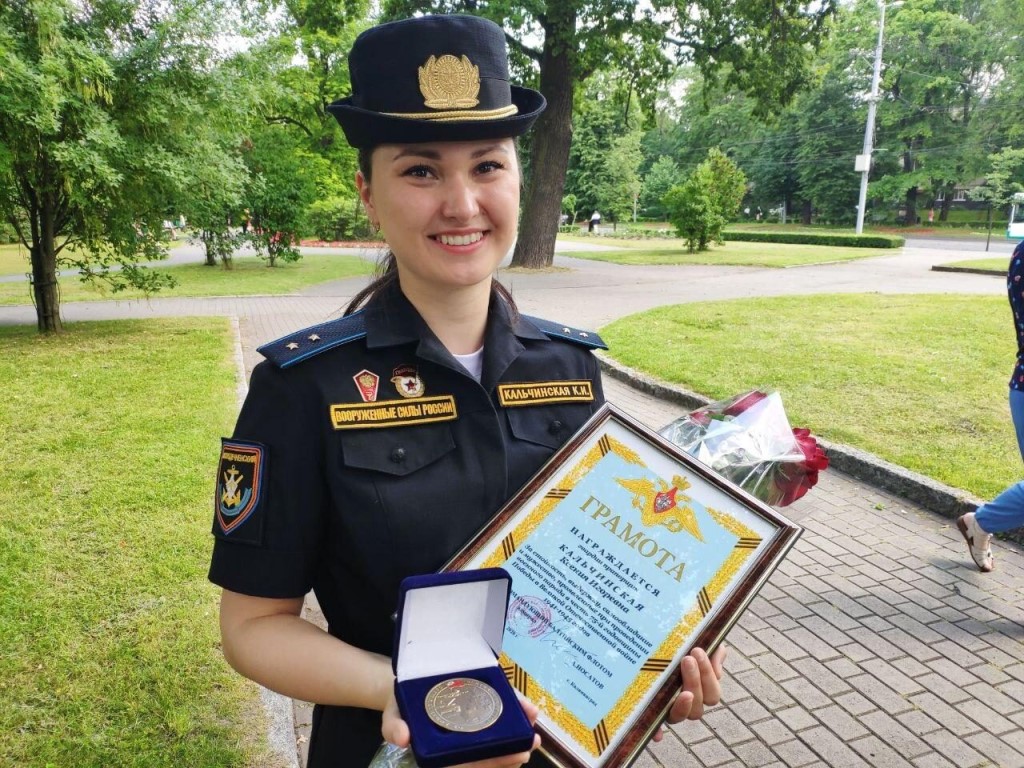 Nữ quân nhân Ksenia Kalchinskaya được khen thưởng vì xử lý bình tĩnh trước sự cố trong lễ duyệt binh (ảnh: RIA Novosti)