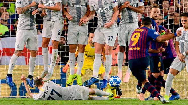 Cực lạ SAO V-League lập hàng rào chống đá phạt: Messi, "Ronaldo Việt" cũng bó tay - 3