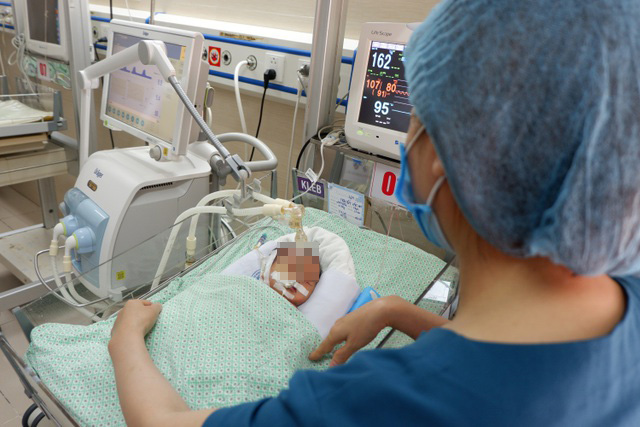 Bé sơ sinh bị bỏ rơi đang trong tình trạng nhiễm khuẩn nặng, được thở máy. (Ảnh: Hải Yến).