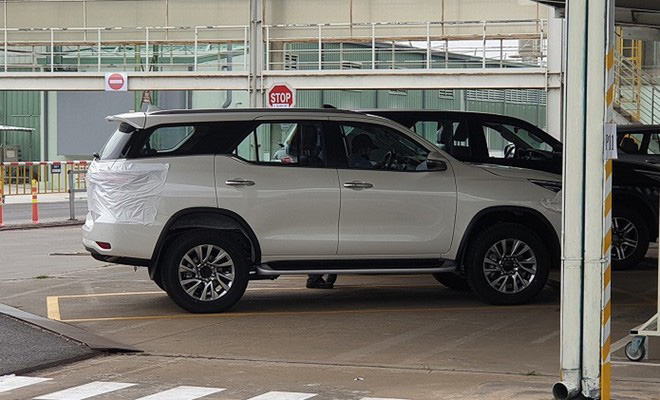 Toyota Fortuner 2021 bất ngờ xuất hiện tại Việt Nam - 3