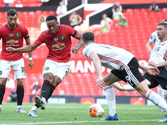Martial chói sáng với cú hat-trick đầu tay