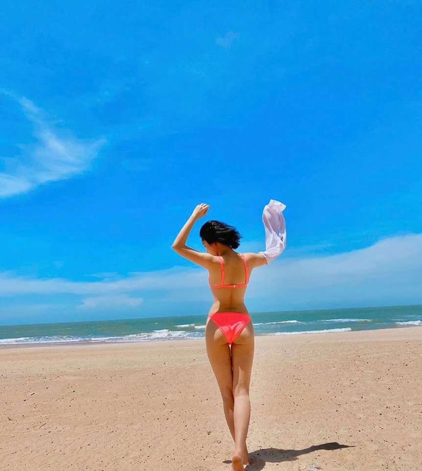 Thúy Ngân thường xuyên mặc đồ bơi khoe dáng, đăng tải trên trang cá nhân.