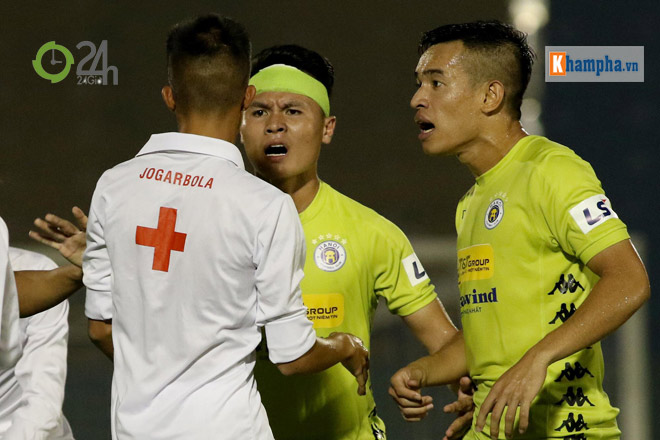 Quang Hải bảo vệ đồng đội gây xôn xao, đội Công Phượng lên đỉnh V-League - 2