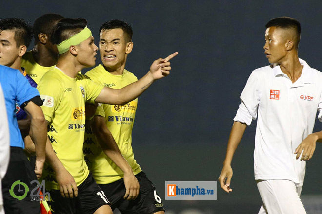 Quang Hải bảo vệ đồng đội gây xôn xao, đội Công Phượng lên đỉnh V-League - 3