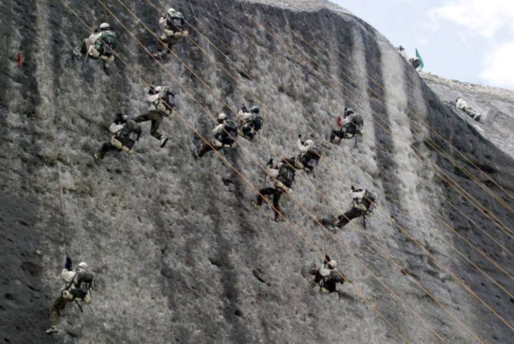 Leo núi là bài tập bắt buộc đối với binh sĩ Ấn Độ ở biên giới (ảnh: India Today)