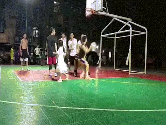 Thể thao - Phẫn nộ gã côn đồ đạp vào "chỗ hiểm" đối thủ trên sân bóng rổ