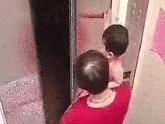 Bạn trẻ - Cuộc sống - Kinh hãi trẻ khóc thét vì bị thang máy "nuốt" tay do mẹ mải mê điện thoại: Tai nạn đáng sợ khiến bố mẹ ân hận cả đời