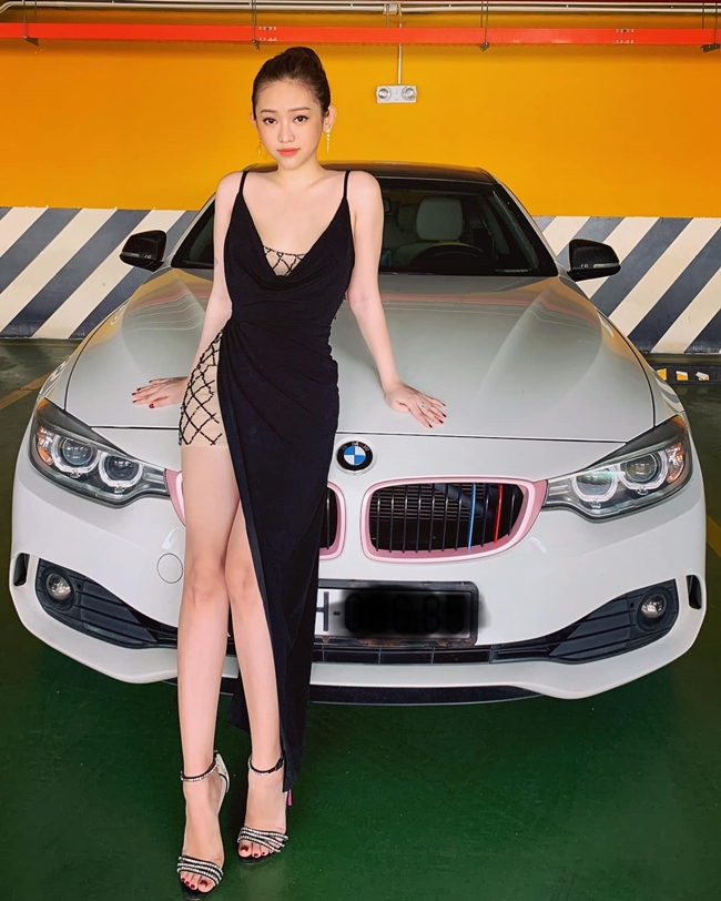 Tháng 6.2019, Thúy Vi tậu BMW 420i có giá 2 tỷ đồng. Được biết, chiếc xe được mua bằng số tiền mà cô nàng tiết kiệm, dành dụm được. Trên trang cá nhân, Thúy Vi thường xuyên khoe ảnh tạo dáng sexy với xế sang.
