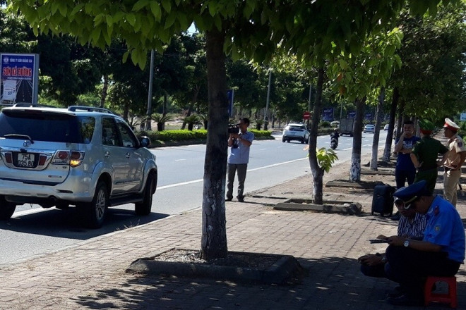 Lực lượng liên ngành tỉnh Thừa Thiên - Huế đang kiểm tra, lập biên bản xử lý xe ô tô 7 chỗ BKS 75A - 035.80