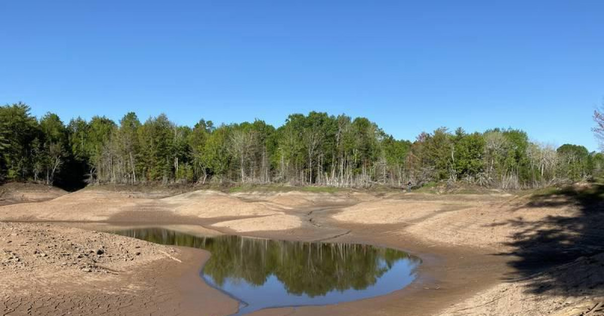 Hố tử thần hút trọn hồ nước Slade dài 1,5 km