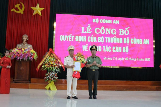 Đại tá Nguyễn Văn Thanh (bên trái) nhận quyết định giữ chức Giám đốc công an Quảng Trị (ảnh công an Quảng Trị)