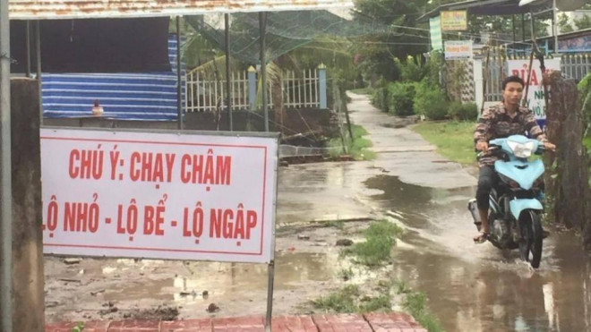 Biển cảnh báo giao thông do một người dân lắp đặt được xã Thạnh Phú cho là "phản cảm"