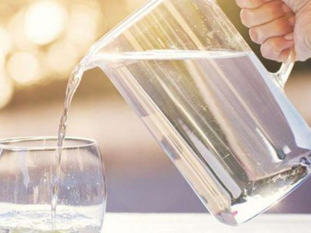 Sức khỏe đời sống - Bé 11 tuổi tử vong vì bị bố mẹ ép uống quá nhiều nước, nhớ ngay việc cần làm sau khi bổ sung nước ngày hè nóng bức